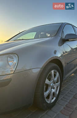 Хэтчбек Volkswagen Golf 2004 в Винниках