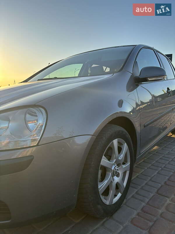 Хэтчбек Volkswagen Golf 2004 в Винниках