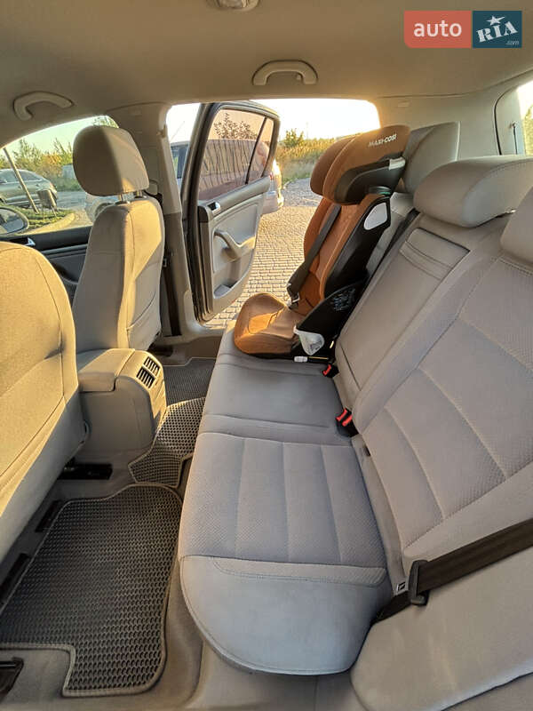 Хэтчбек Volkswagen Golf 2004 в Винниках