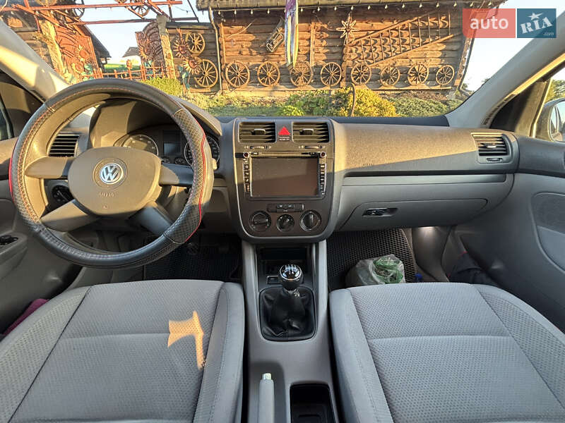 Хэтчбек Volkswagen Golf 2004 в Винниках