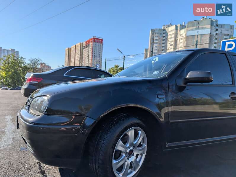 Хетчбек Volkswagen Golf 2002 в Києві