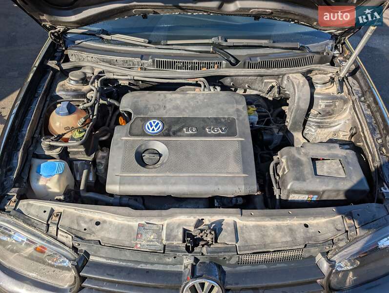 Хетчбек Volkswagen Golf 2002 в Києві