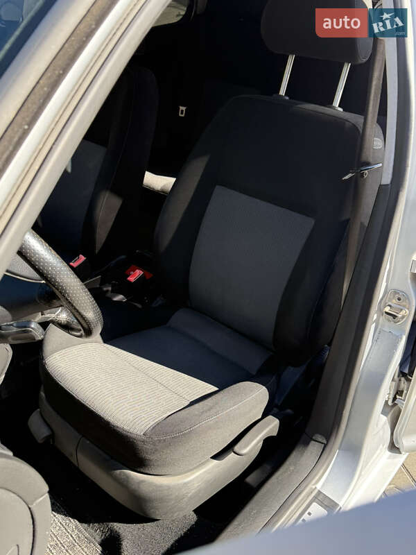 Хэтчбек Volkswagen Golf 2003 в Хмельницком