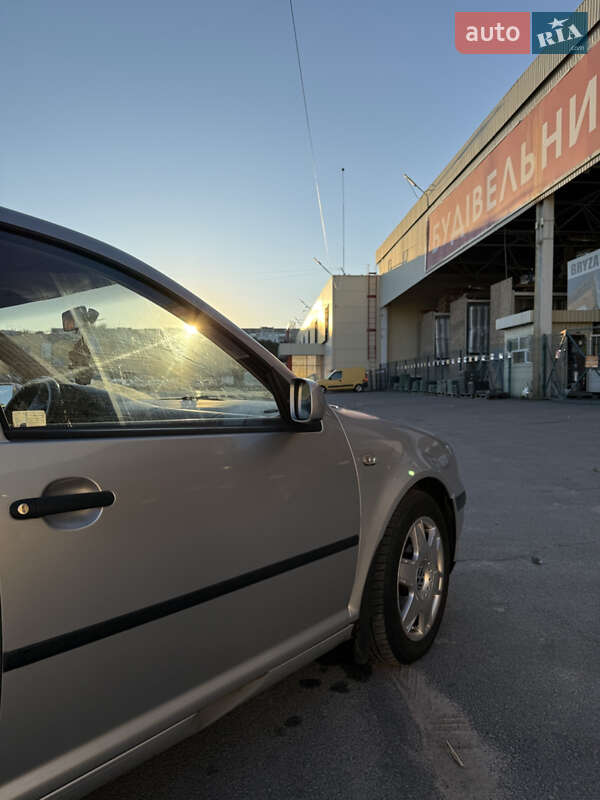 Хетчбек Volkswagen Golf 2001 в Житомирі