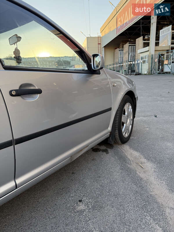 Хетчбек Volkswagen Golf 2001 в Житомирі