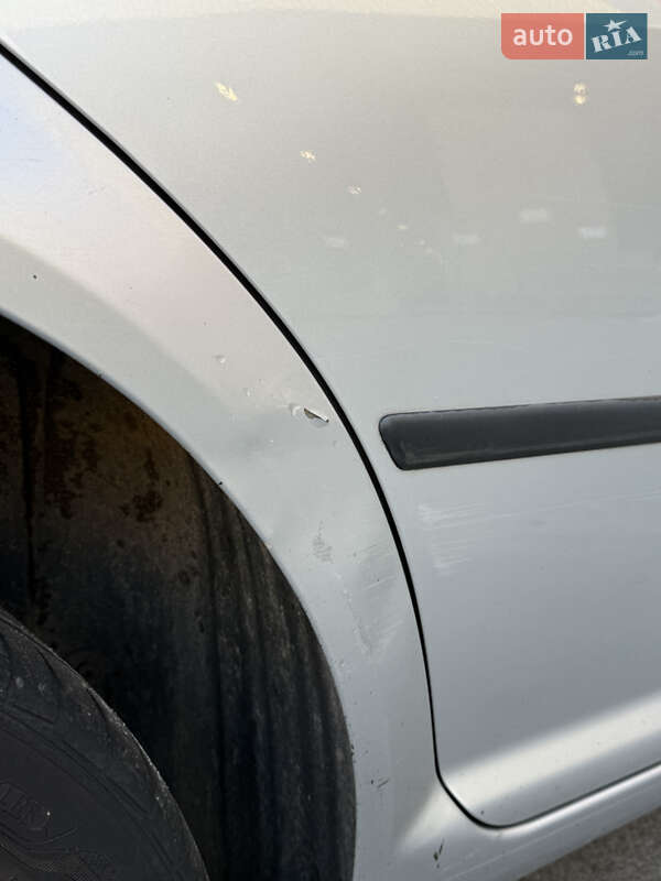 Хетчбек Volkswagen Golf 2001 в Житомирі