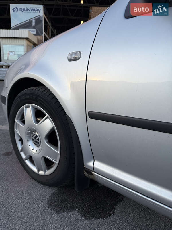 Хетчбек Volkswagen Golf 2001 в Житомирі