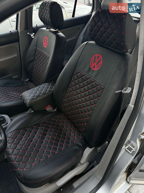 Хетчбек Volkswagen Golf 2001 в Житомирі