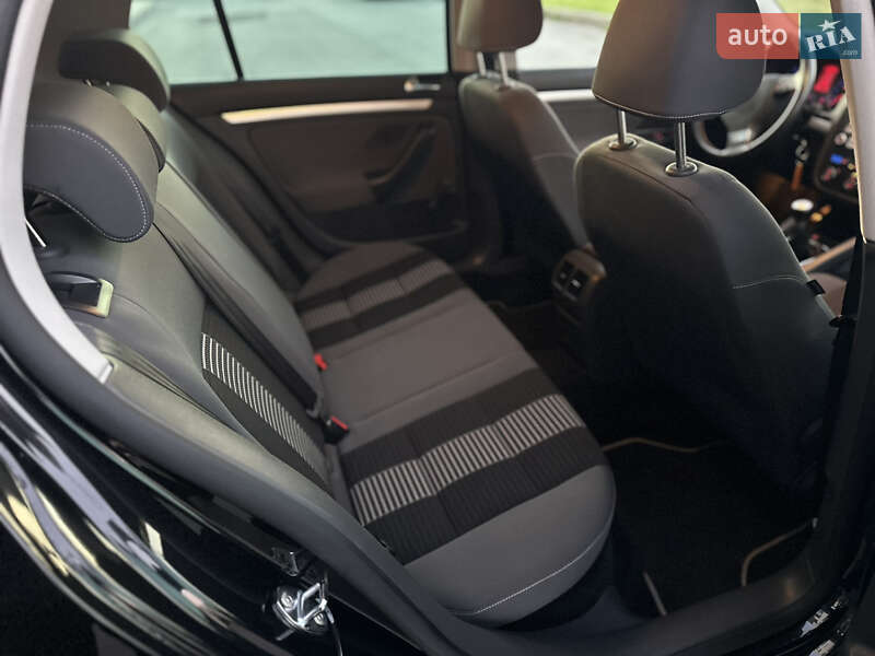 Хетчбек Volkswagen Golf 2009 в Києві