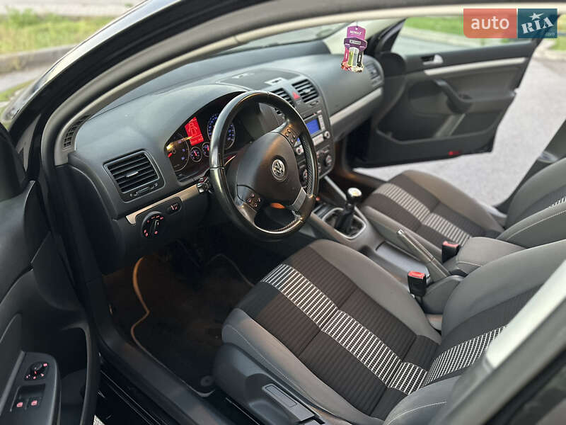 Хетчбек Volkswagen Golf 2009 в Києві