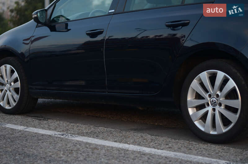 Хэтчбек Volkswagen Golf 2011 в Черновцах