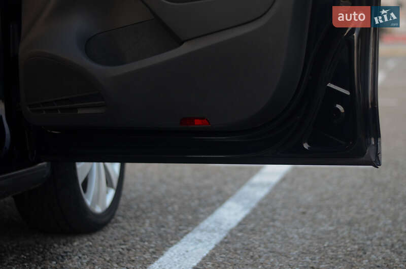 Хэтчбек Volkswagen Golf 2011 в Черновцах