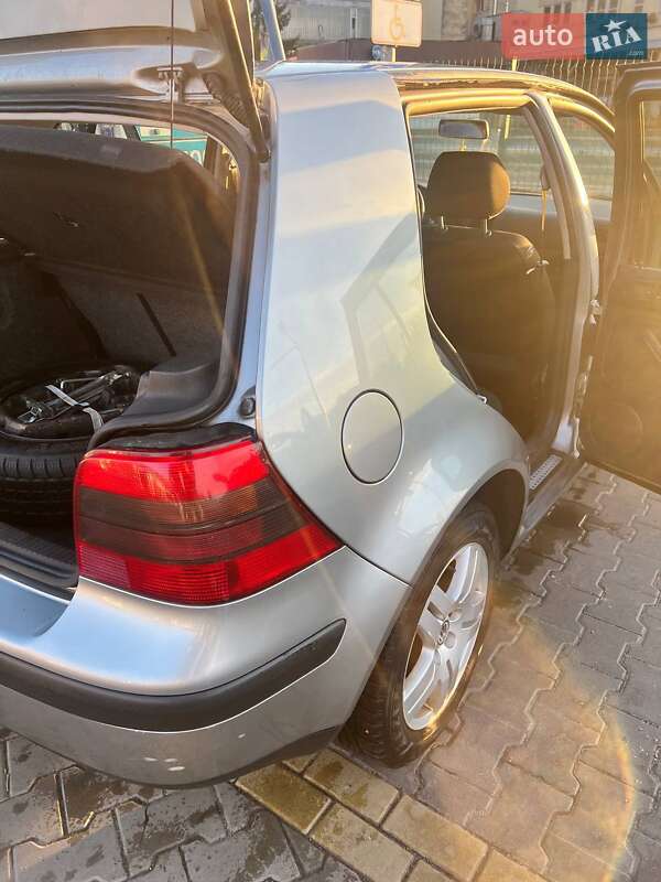 Хэтчбек Volkswagen Golf 2002 в Киеве