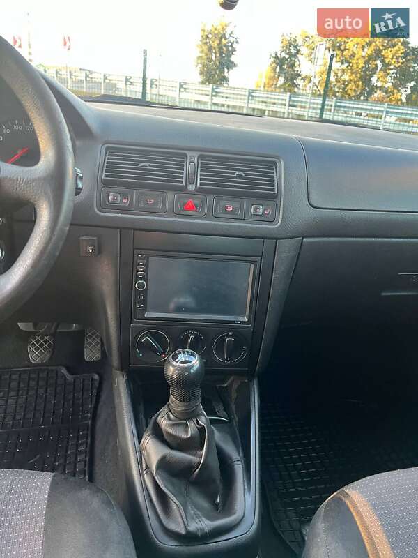 Хэтчбек Volkswagen Golf 2002 в Киеве