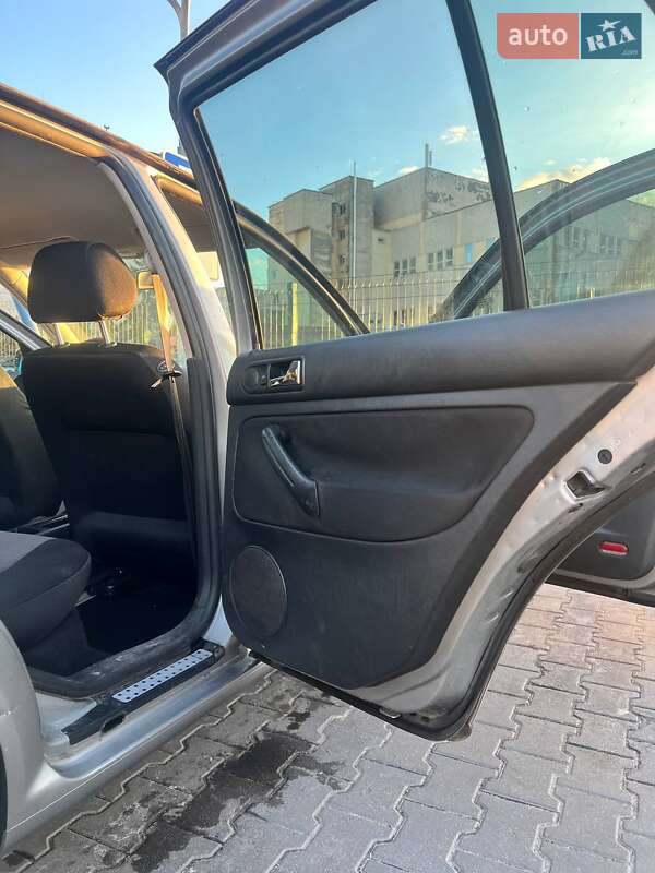 Хэтчбек Volkswagen Golf 2002 в Киеве