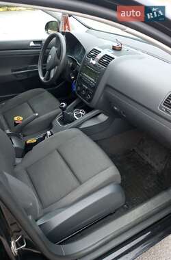 Хетчбек Volkswagen Golf 2004 в Ужгороді