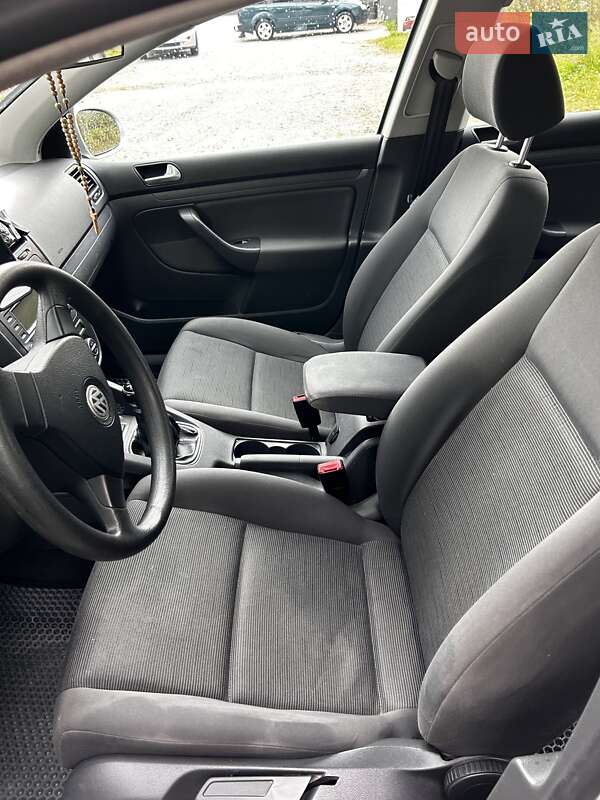 Хетчбек Volkswagen Golf 2005 в Львові