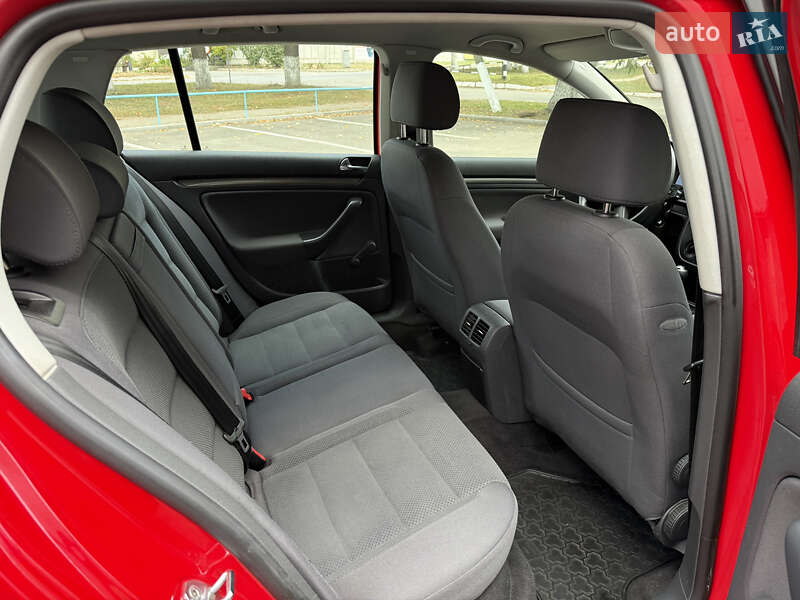 Хэтчбек Volkswagen Golf 2005 в Полтаве