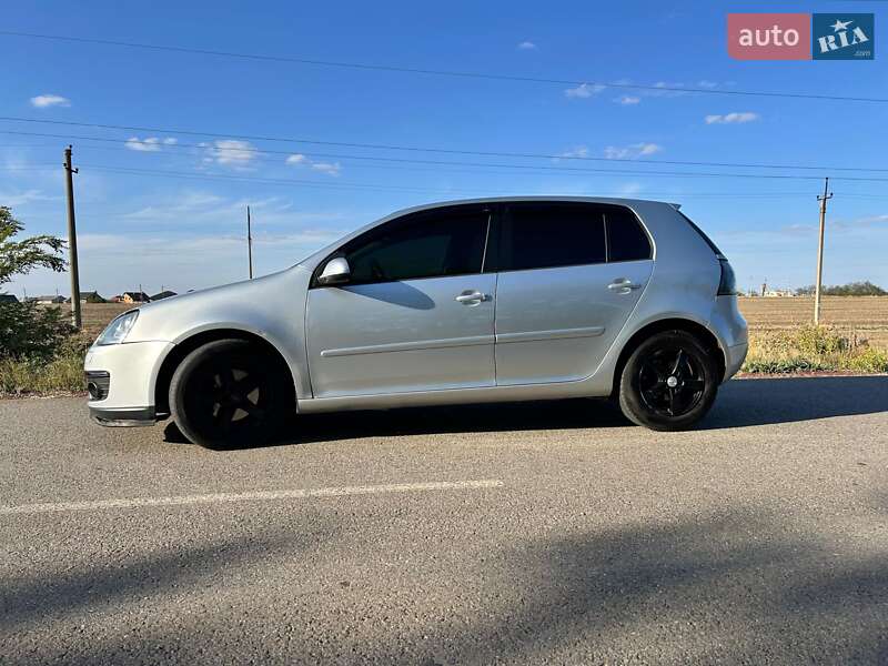 Хэтчбек Volkswagen Golf 2004 в Доброславе