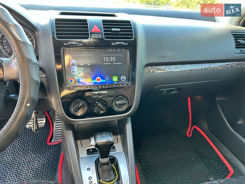 Хэтчбек Volkswagen Golf 2004 в Доброславе