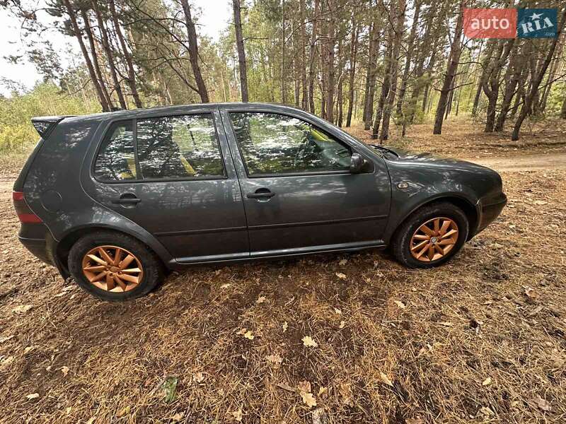 Хетчбек Volkswagen Golf 2003 в Шостці