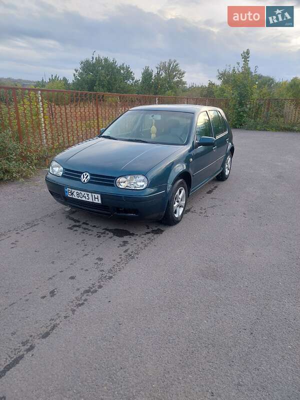 Хэтчбек Volkswagen Golf 2002 в Градижске