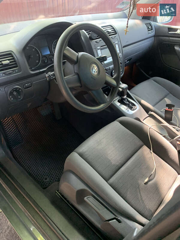 Хетчбек Volkswagen Golf 2004 в На Новій Борові