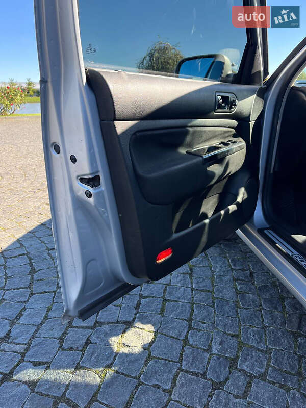 Хетчбек Volkswagen Golf 2000 в Жовкві