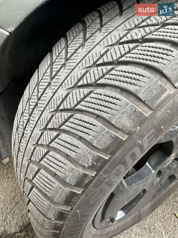 Хетчбек Volkswagen Golf 2004 в На Новій Борові