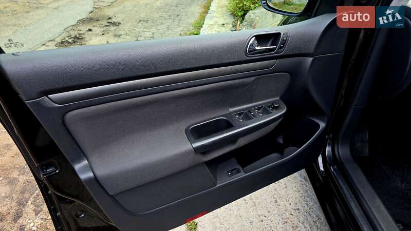 Хэтчбек Volkswagen Golf 2005 в Полтаве