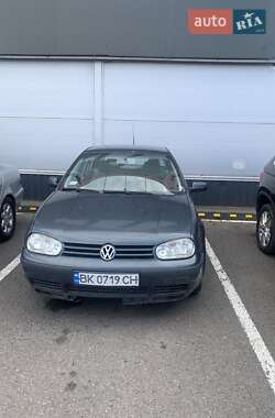 Хетчбек Volkswagen Golf 2002 в Рокитному