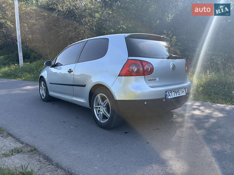 Хэтчбек Volkswagen Golf 2004 в Надворной