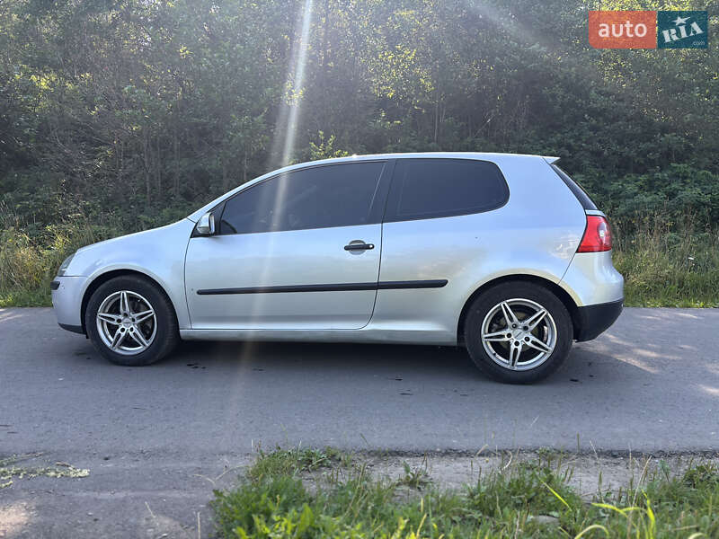 Хэтчбек Volkswagen Golf 2004 в Надворной