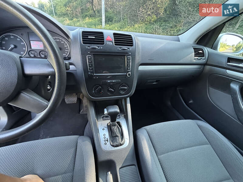 Хэтчбек Volkswagen Golf 2004 в Надворной