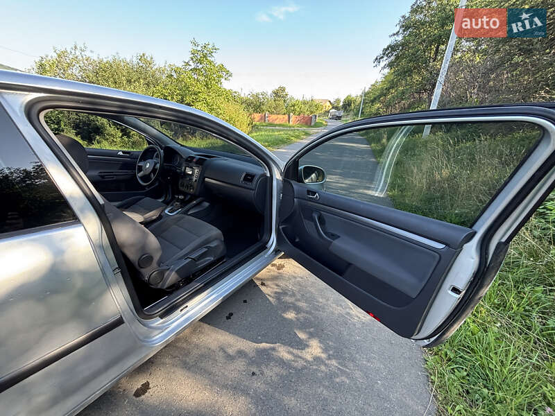 Хэтчбек Volkswagen Golf 2004 в Надворной