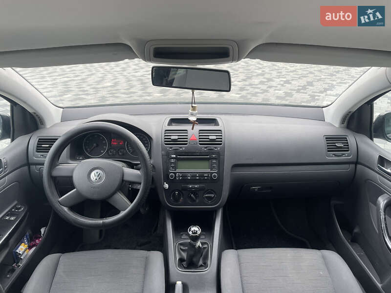 Хетчбек Volkswagen Golf 2004 в Великих Лучках