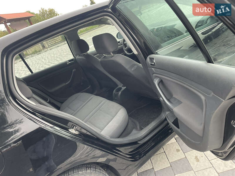 Хетчбек Volkswagen Golf 2004 в Великих Лучках