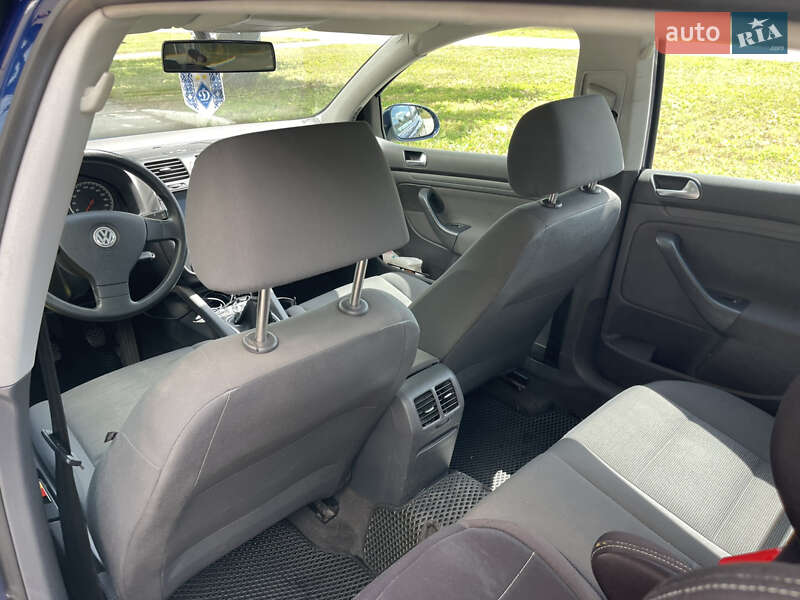 Хетчбек Volkswagen Golf 2005 в Києві