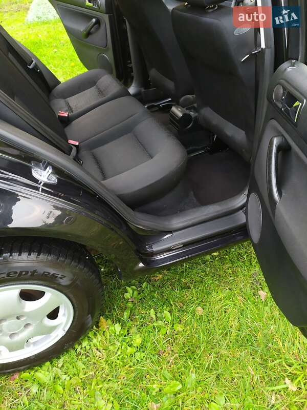 Хэтчбек Volkswagen Golf 2002 в Кременце