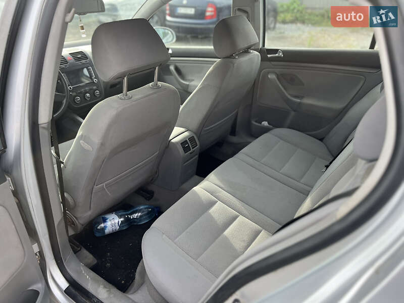 Хэтчбек Volkswagen Golf 2003 в Ровно