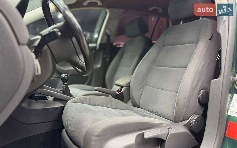 Хетчбек Volkswagen Golf 2006 в Чернівцях