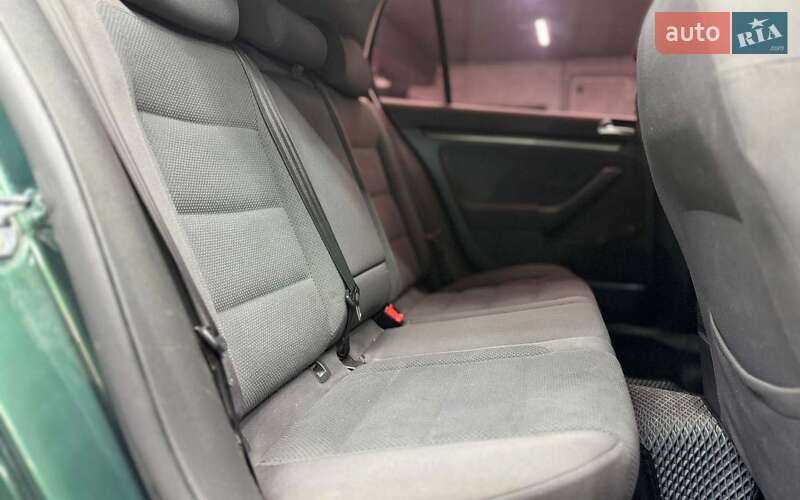 Хетчбек Volkswagen Golf 2006 в Чернівцях