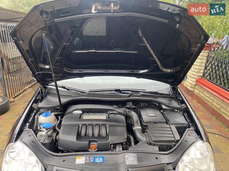 Хэтчбек Volkswagen Golf 2006 в Ковеле