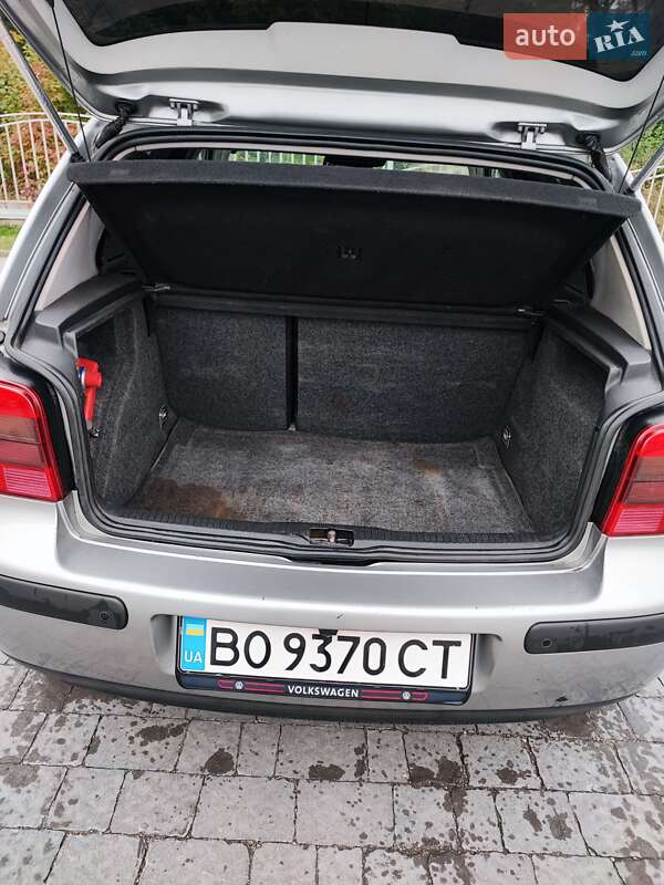 Хетчбек Volkswagen Golf 2002 в Тернополі