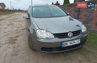 Хэтчбек Volkswagen Golf 2005 в Рокитном