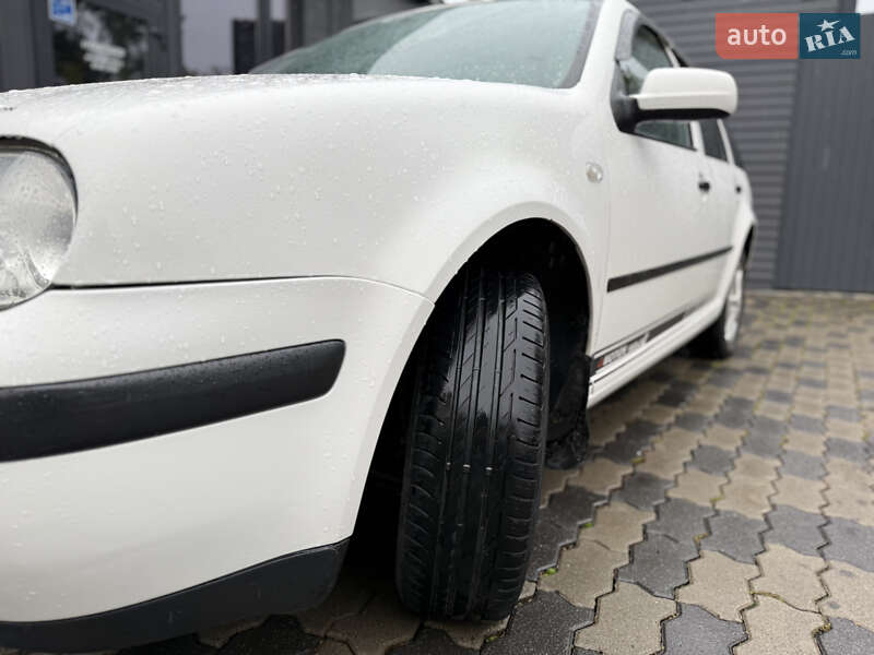 Універсал Volkswagen Golf 2001 в Чернівцях