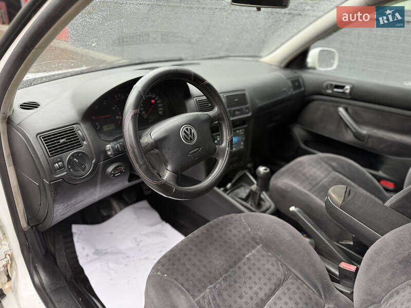 Універсал Volkswagen Golf 2001 в Чернівцях