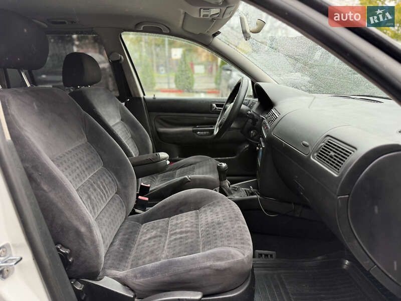 Універсал Volkswagen Golf 2001 в Чернівцях