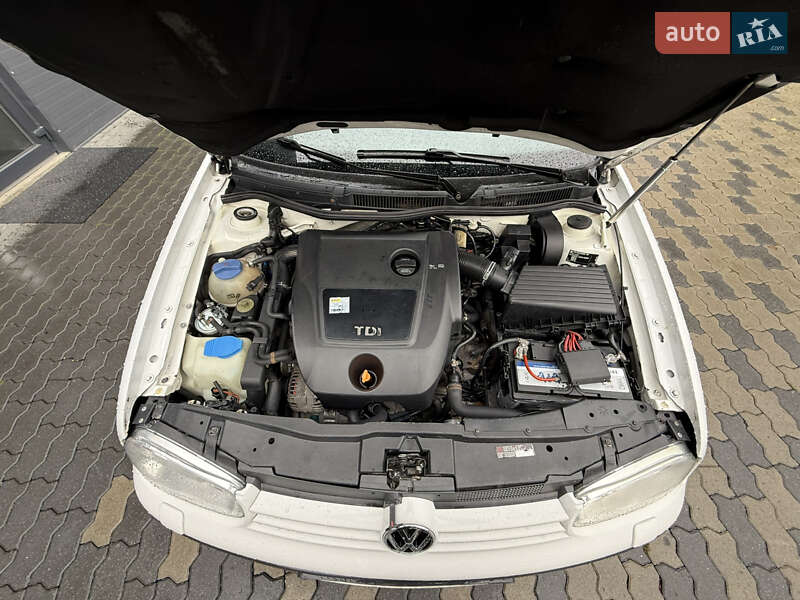 Універсал Volkswagen Golf 2001 в Чернівцях