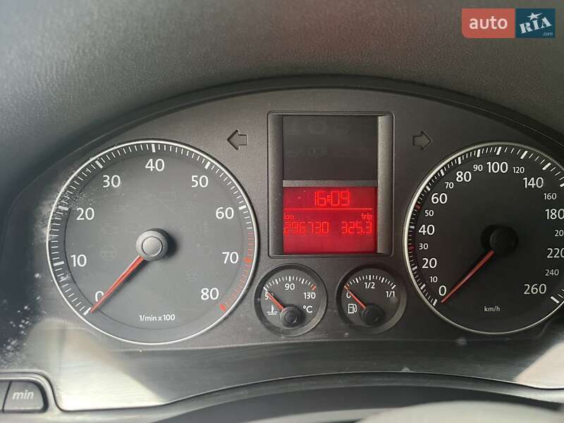 Хэтчбек Volkswagen Golf 2004 в Ромнах